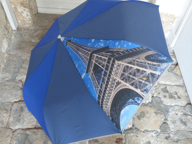 photo tour eiffel parapluie rouge